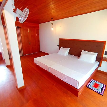 Thusara Guesthouse Mirissa Bagian luar foto