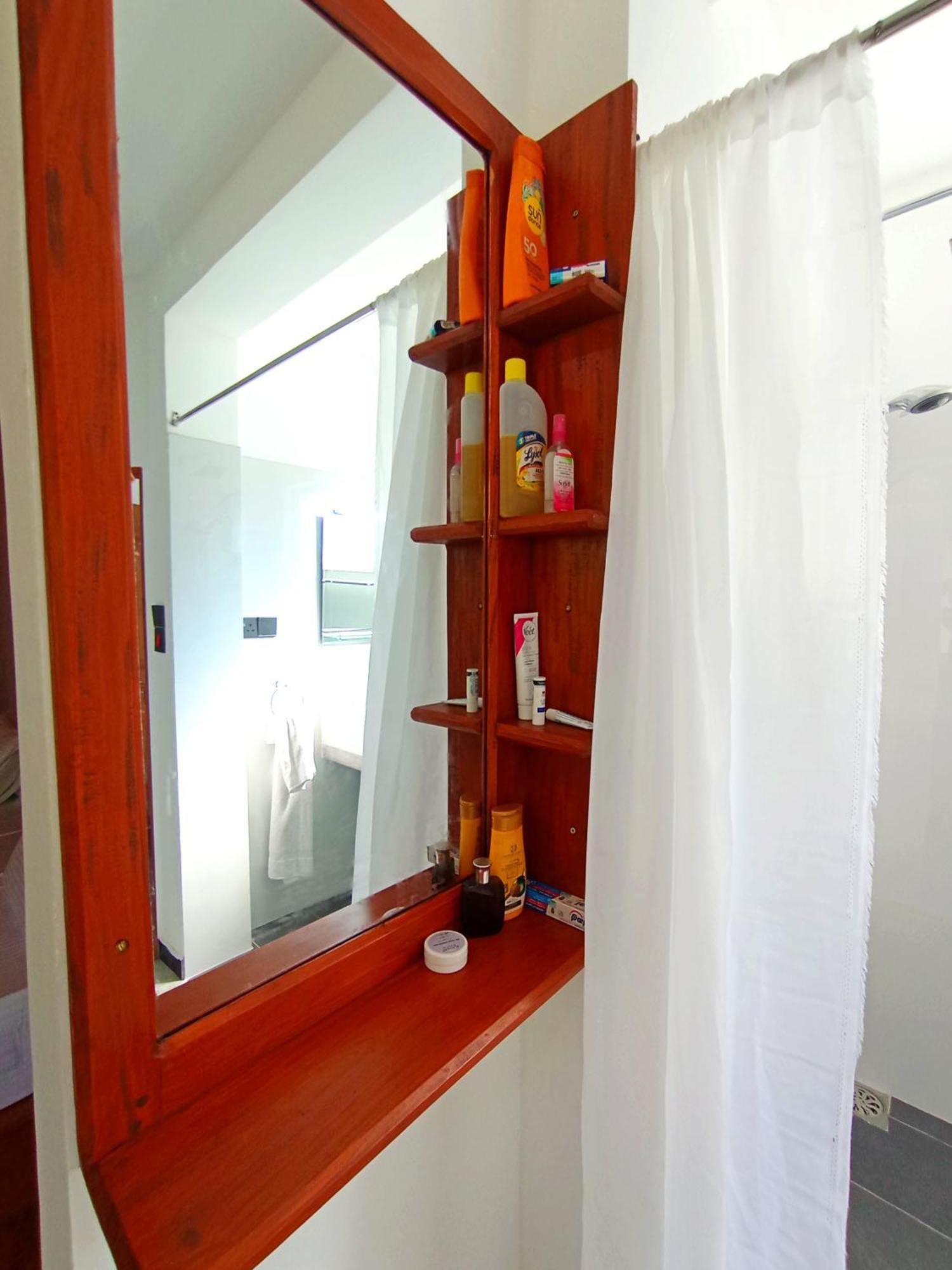 Thusara Guesthouse Mirissa Bagian luar foto