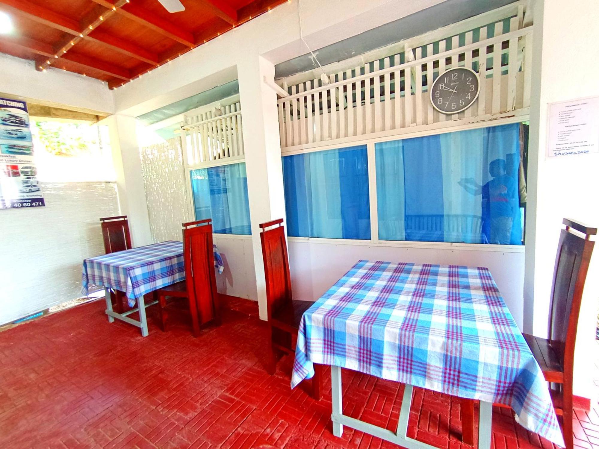 Thusara Guesthouse Mirissa Bagian luar foto