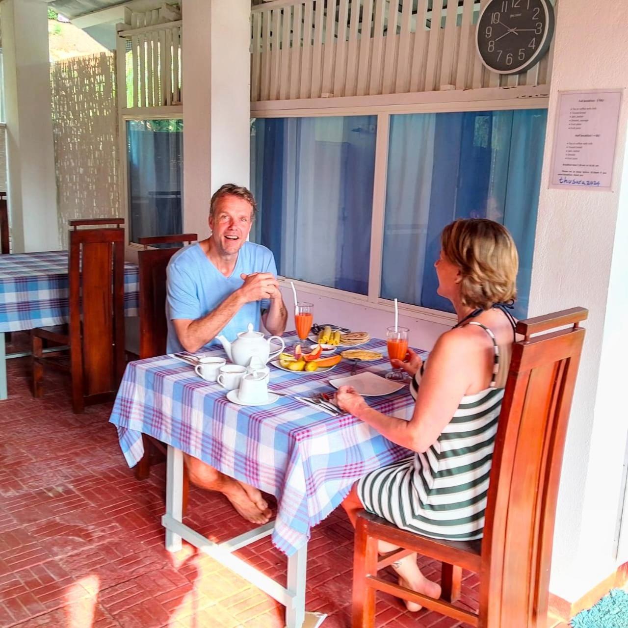 Thusara Guesthouse Mirissa Bagian luar foto