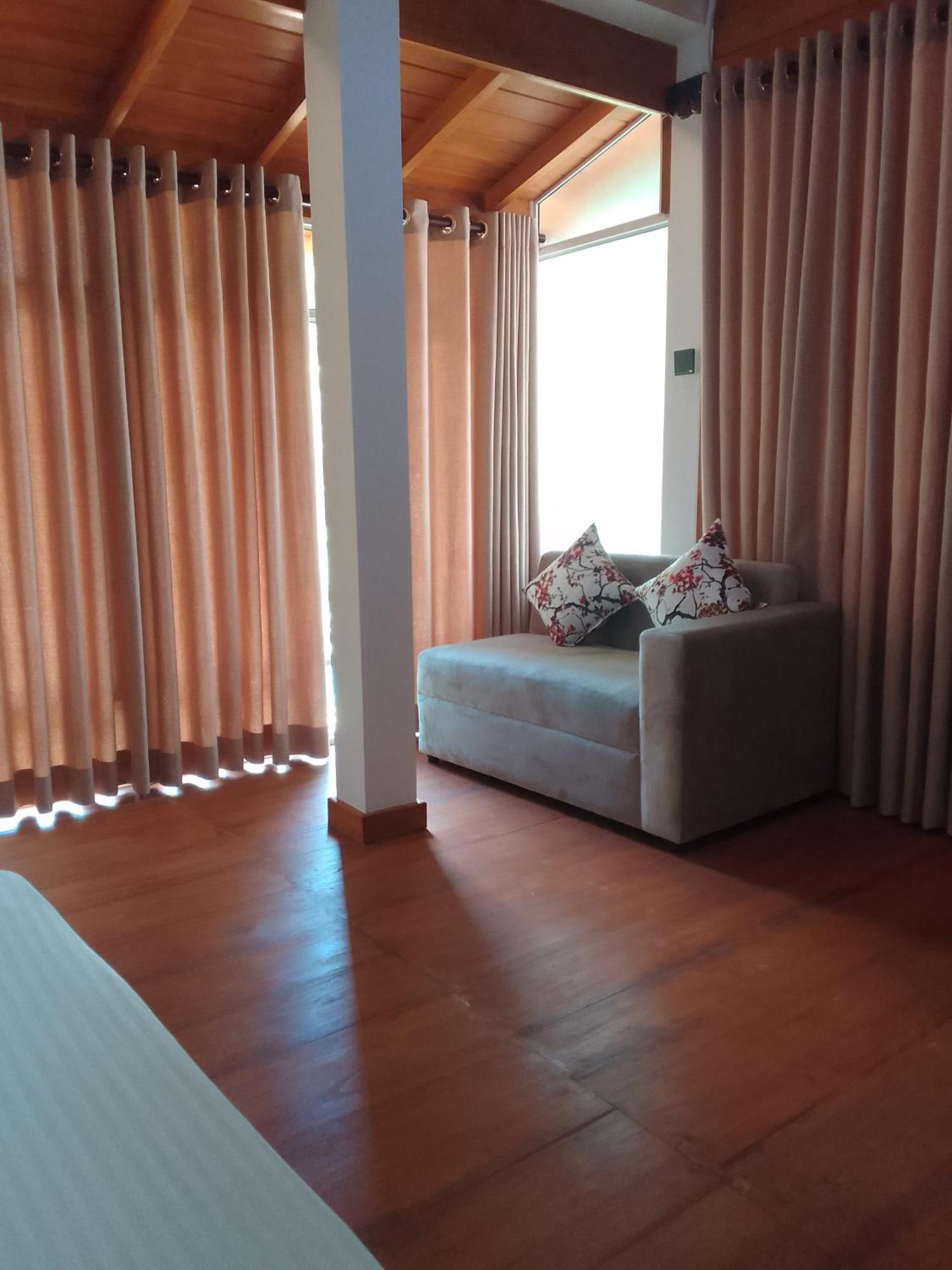 Thusara Guesthouse Mirissa Bagian luar foto
