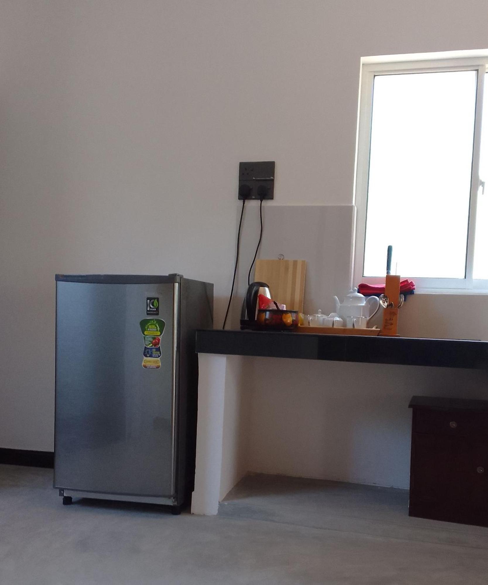 Thusara Guesthouse Mirissa Bagian luar foto