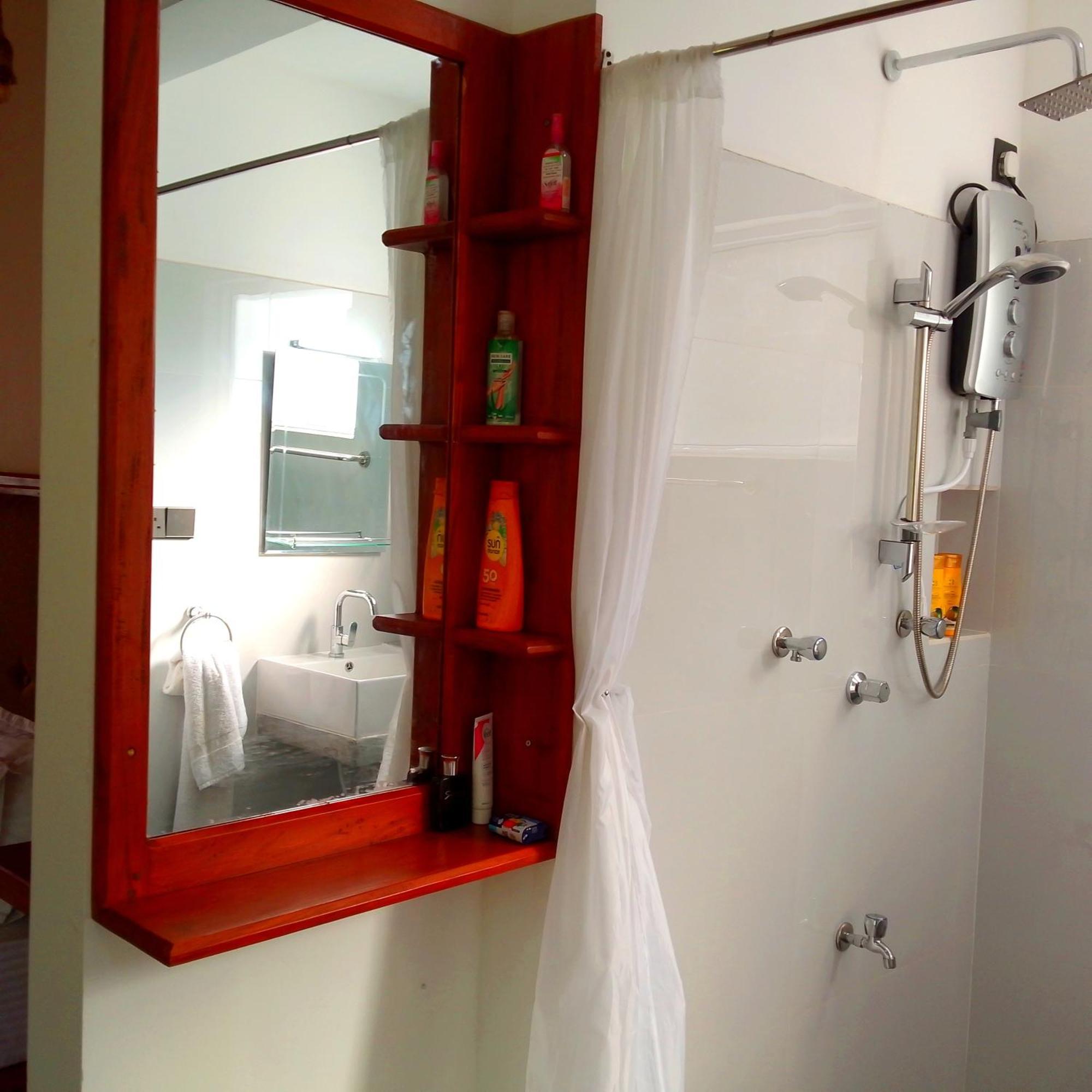 Thusara Guesthouse Mirissa Bagian luar foto