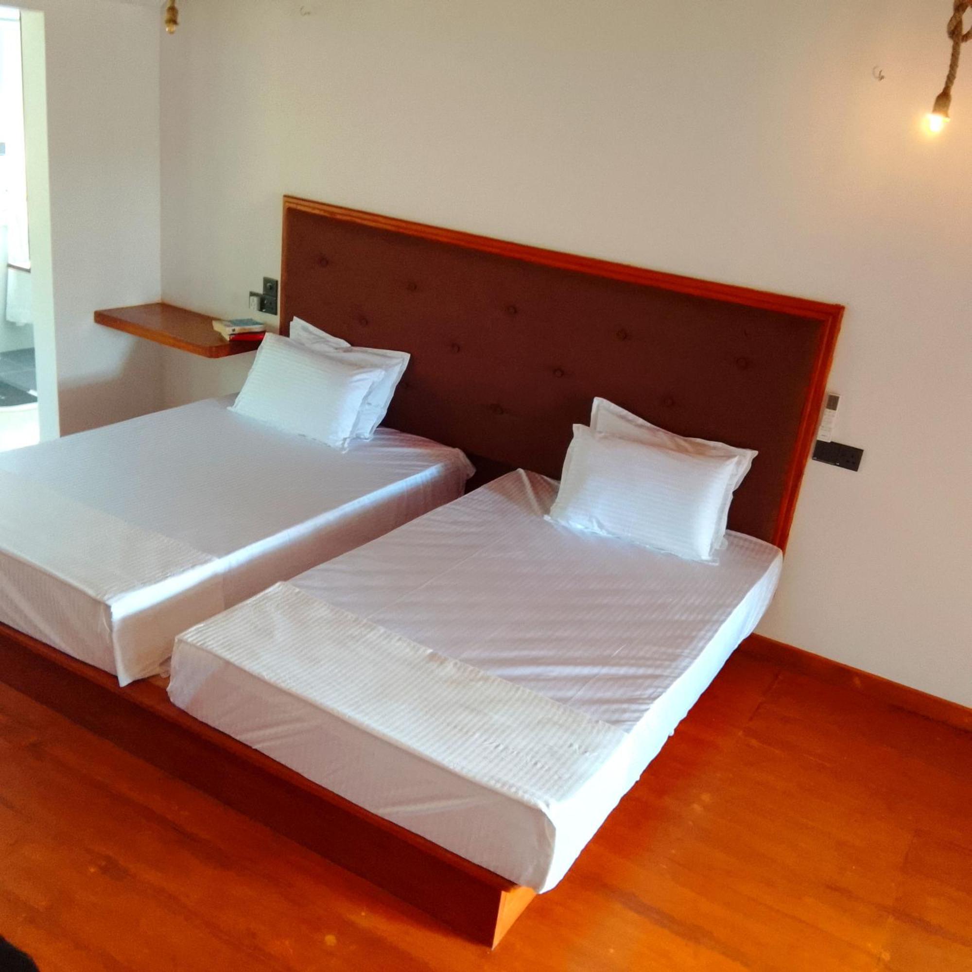 Thusara Guesthouse Mirissa Bagian luar foto