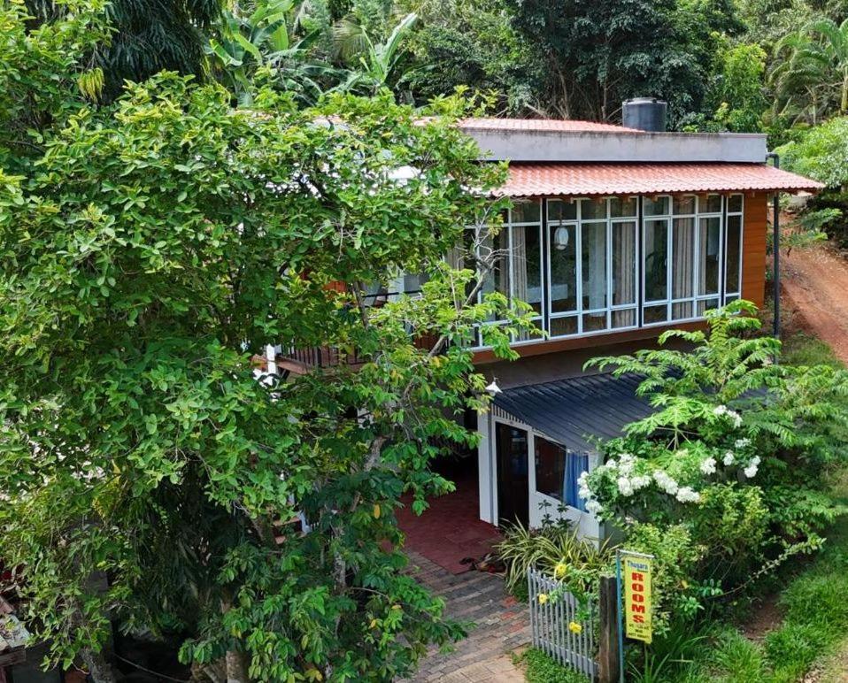 Thusara Guesthouse Mirissa Bagian luar foto