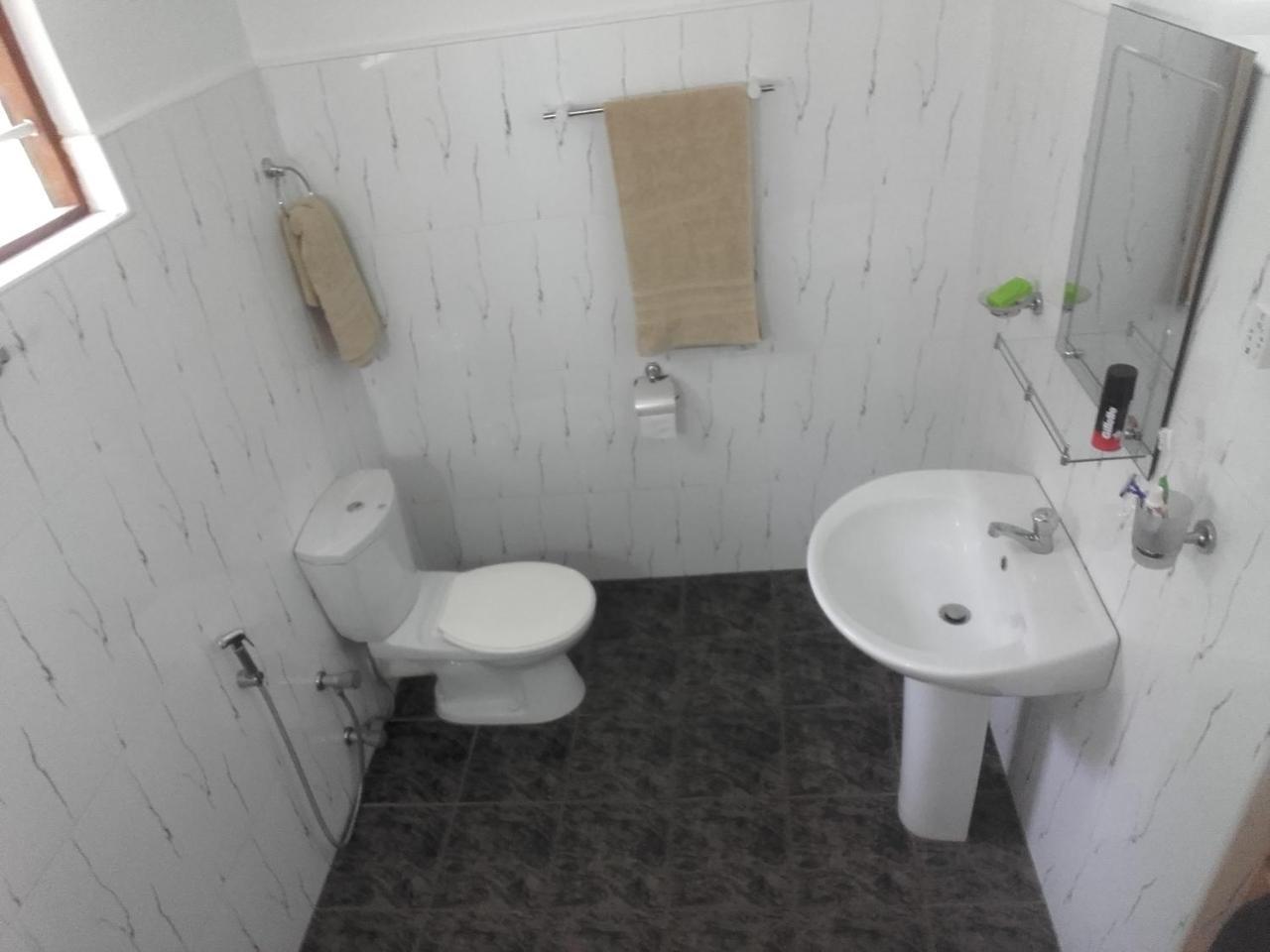 Thusara Guesthouse Mirissa Bagian luar foto