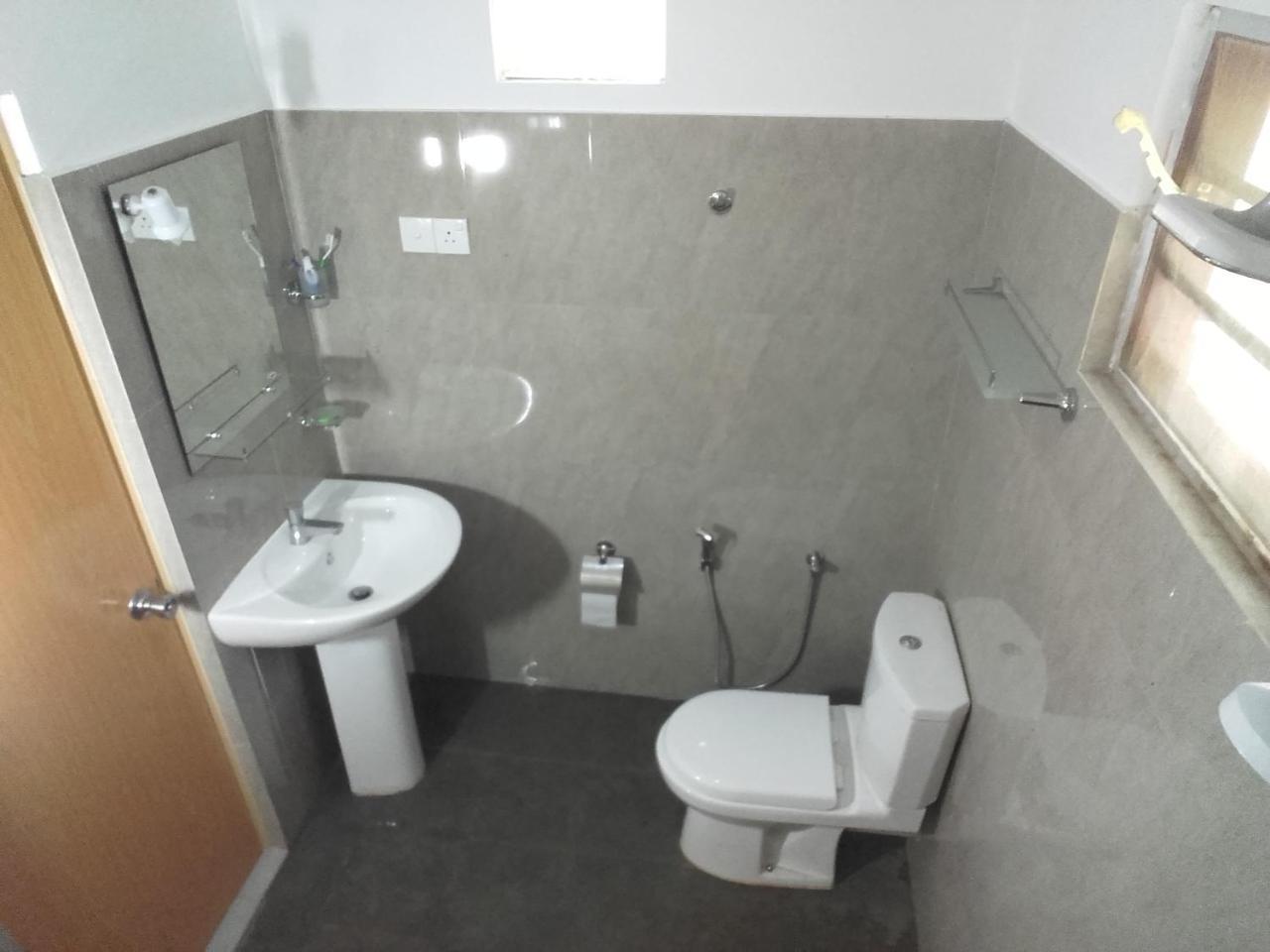 Thusara Guesthouse Mirissa Bagian luar foto