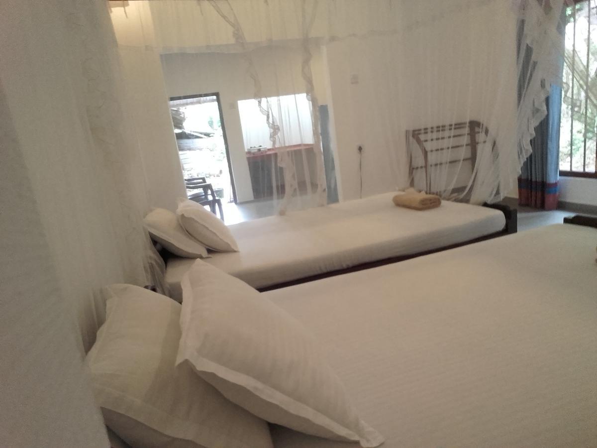 Thusara Guesthouse Mirissa Bagian luar foto