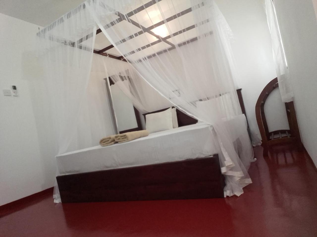 Thusara Guesthouse Mirissa Bagian luar foto