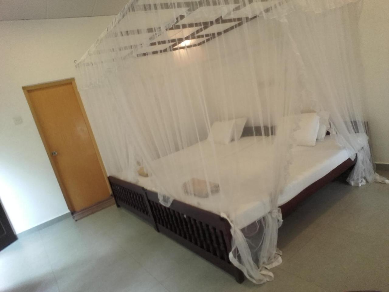 Thusara Guesthouse Mirissa Bagian luar foto