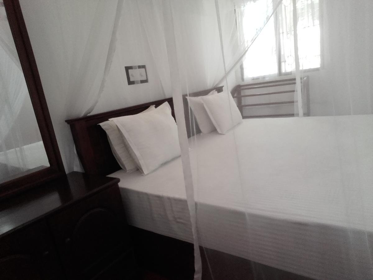 Thusara Guesthouse Mirissa Bagian luar foto
